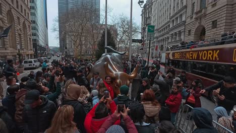 La-Gente-Se-Reunió-Alrededor-Del-Toro-De-Bronce-En-Wall-Street,-En-El-Distrito-Financiero-De-La-Ciudad-De-Nueva-York.