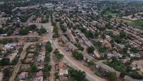 Drohnenvideo-Einer-Vorstadtstadt-Mit-Hoher-Bevölkerungsdichte-In-Bulawayo,-Simbabwe