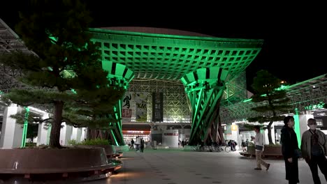 People-in-front-of-the-iconic-Tsuzumi-Gate-of-Kanazawa-Station,-Japan