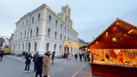 Fassade-Des-Berühmten-Rathauses-In-Der-Stadt-Weimar-Während-Der-Weihnachtszeit