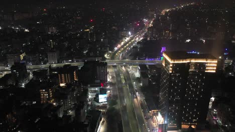 Rajkot-Luftdrohnenansicht-Die-Drohne-Bewegt-Sich-Dorthin,-Wo-Viele-Fahrzeuge-über-Die-Brücke-Fahren-Und-In-Der-Nähe-Hochhäuser-Zu-Sehen-Sind