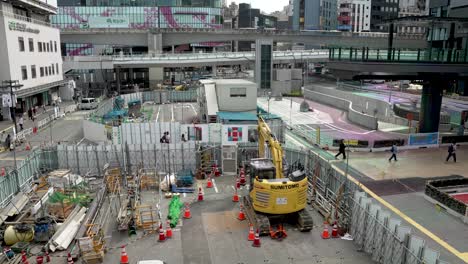 Con-Vistas-Al-área-Vallada-Que-Contiene-Miniexcavadoras-Y-Material-De-Construcción-Junto-A-La-Salida-Sur-De-La-Estación-De-Shibuya.