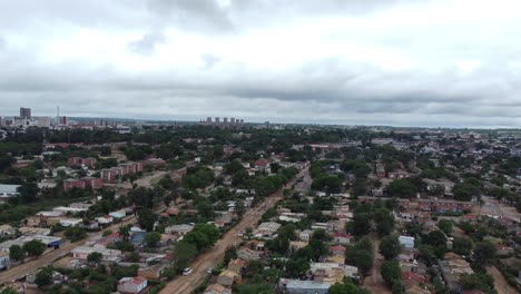 Video-De-Drones-De-Un-Suburbio-De-Alta-Densidad-En-Bulawayo,-Zimbabwe