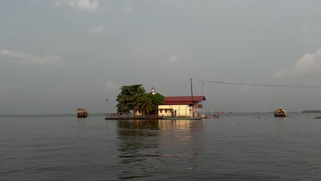 867-Día-Remanso-De-Kerala-Se-Ve-Una-Casa-Grande-Y-Hay-Agua-A-Su-Alrededor-Y-Muchos-Barcos-Van