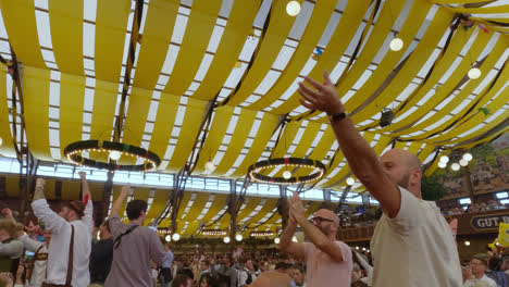 Menschen-Klatschen-Und-Lachen-Beim-Feiern-Auf-Dem-Oktoberfest-In-München,-Deutschland