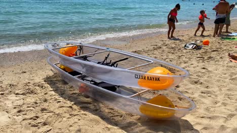 Zwei-Transparente,-Klare-Kajaks-An-Einem-Wunderschönen-Strand-In-Cavalière-Lavandou-An-Einem-Sonnigen-Sommertag-In-Südfrankreich,-Lustige-Wassersport-Urlaubsaktivitäten-Im-Meer,-4K-Aufnahme