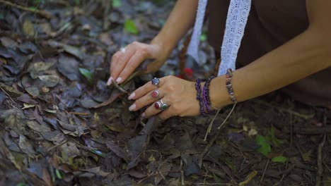 Hermosa-Mujer-Acariciando-Y-Sosteniendo-La-Tierra-Y-Las-Hojas-De-Los-árboles-Con-Sus-Manos,-Conectando,-Abrazando-Y-Amando-La-Naturaleza-Del-Planeta