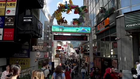 Vista-Ocupada-De-Personas-Y-Turistas-Que-Visitan-La-Calle-Takeshita-En-Harajuku.