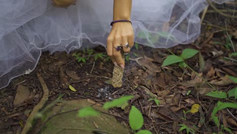 Frau-Mitten-Im-Wald,-Die-Ein-Rituelles-Verbrennen-Durchführt-Und-Mitten-Im-Wald-Und-In-Der-Natur-Mystische-Energie-In-Rauch-Verwandelt