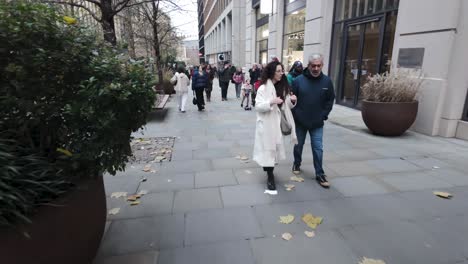 POV-Spaziergang-Entlang-Des-Kings-Boulevard-Mit-Menschen-Und-Käufern,-Die-Am-Kings-Cross-In-London-Vorbeigehen