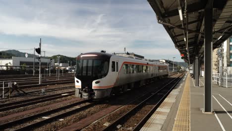 Dieselelektrischer-Hybridzug-Der-Serie-Hc85,-Der-Am-Bahnhof-Takayama-Neben-Dem-Bahnsteig-Geparkt-Ist