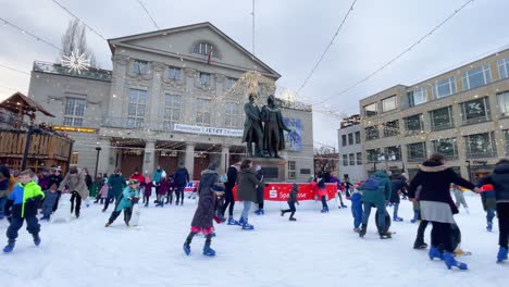 Menschen-Beim-Eislaufen-Am-Goethe-und-Schiller-Denkmal-Im-Festlichen-Weimar