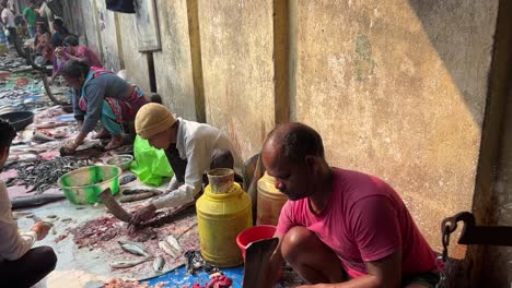 Closeup-view-of-many-sellers-selling-fishes-and-seafoods-in-a-road-side-stall-of-Kolkata,-India