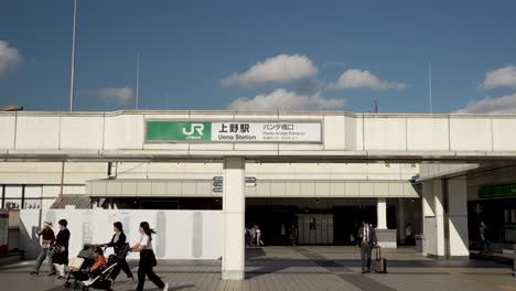 Entrada-Al-Puente-Jr-Ueno-Panda-Con-Madres-Empujando-El-Cochecito-Delante