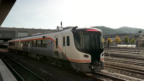 Dieselelektrischer-Hybridzug-Der-Serie-Hc85,-Der-Am-Bahnhof-Geparkt-Ist