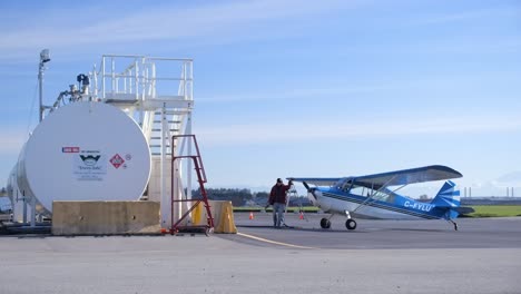 Piloto-De-Avión-Taildragger-De-Combustible-En-La-Estación-De-Combustible-Del-Aeropuerto-Slomo