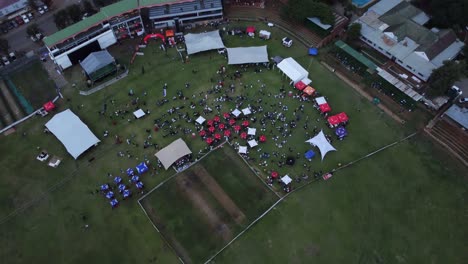 Coma-Y-Beba-Un-Festival-De-Música-Y-Comida-Por-Drone-En-El-Queens-Sports-Club-En-Bulawayo,-Zimbabwe.