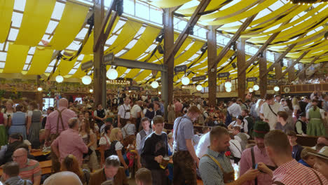 Personas-En-La-Carpa-De-Cerveza-Oktoberfest-Durante-Las-Celebraciones-Anuales-En-Munich,-Baviera