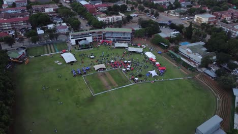 Knabbern-Und-Nippen-Sie-An-Einem-Food--Und-Musikfestival-Per-Drohne-Im-Queens-Sports-Club-In-Bulawayo,-Simbabwe