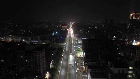 Vista-Aérea-De-Drones-De-Rajkot-Desde-La-Que-Vienen-Muchos-Vehículos-Y-Se-Ve-Un-Gran-Edificio