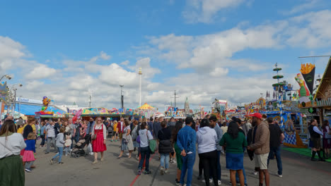 Caminando-Por-El-Recinto-Ferial-Del-Okotberfest-En-Un-Día-Típico-En-Baviera