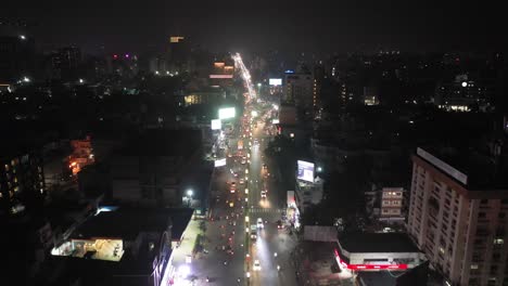 Vista-Aérea-De-Drones-De-Rajkot-El-Dron-Avanza-Y-Se-Ve-Una-Gran-Plaza