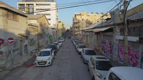 Das-Farbenfrohe-Industriegebiet-Des-Viertels-Florentin-In-Tel-Aviv.-In-Der-Gegend-Gibt-Es-Tischlereien,-Holzkünstler,-Näherinnen,-Schneider-Und-Ein-Keramikatelier