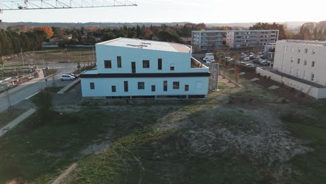 Vista-Aérea-Del-Edificio-De-Oficinas-Blanco-En-Una-Zona-Industrial-En-Aviñón,-Francia.