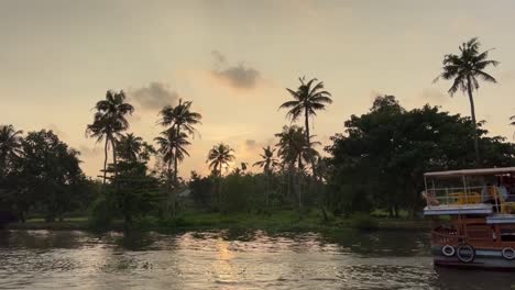 POV-Aufnahme-Eines-Großen-Bootes,-Das-Bei-Sonnenuntergang-Am-Abend-Einen-Touristen-Mitten-Im-Wasser-Absetzen-Wird