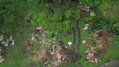 Descenso-Aéreo-Sobre-La-Gente-Trabaja-Y-Retira-La-Basura-Del-Patio-Rural