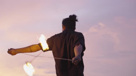 Feuertanzvorführung-Bei-Sonnenuntergang-Mit-Rotierenden-Flammen-Und-Feuerpoi-1