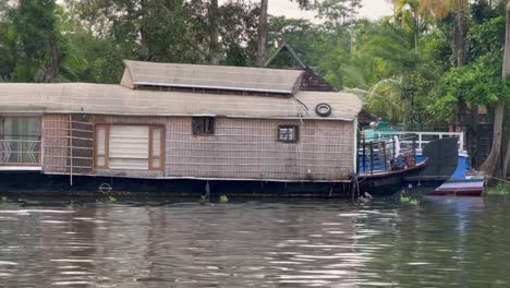 In-Der-POV-Aufnahme-Steht-Ein-Boot,-Um-Touristen-Abzuholen,-Mit-Hohen-Bäumen-Dahinter-Und-Wasser-Rundherum