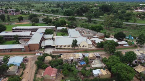 Video-De-Un-Dron-Del-Campus-De-Una-Escuela-De-La-Misión-Católica-En-Un-Suburbio-De-Alta-Densidad-En-Bulawayo,-Zimbabwe.