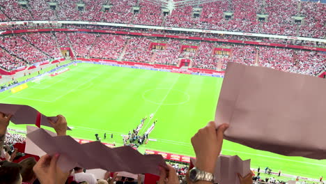 Partido-De-Fútbol-En-Un-Estadio-Desde-La-Vista-De-Un-Espectador.