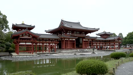 Statische-Aufnahme-Von-Phoenix-Hall-Bei-Byodo-in-Mit-Ruhigem-See-Davor