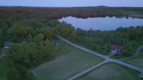 Toma-Aérea-De-La-Naturaleza-Y-El-Lago-Illeråsasjön-En-Suecia.