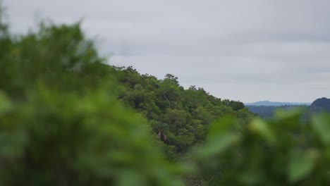 Wunderschöne-Landschaft-Aus-Bergen-Und-Hügeln-Voller-Bäume-Inmitten-Eines-Bewölkten-Himmels-Mit-Wolken-Im-Sommer