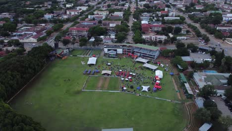 Coma-Y-Beba-Un-Festival-De-Música-Y-Comida-Por-Drone-En-El-Queens-Sports-Club-En-Bulawayo,-Zimbabwe.