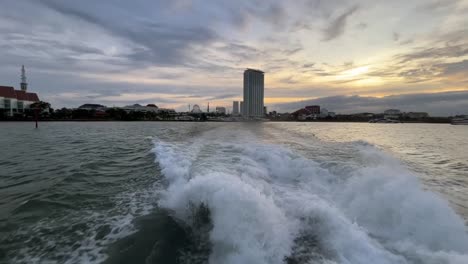 Ein-Überblick-über-Das-Zentrum-Von-Batam-Vom-Boot-Aus,-Als-Es-Den-Fährhafen-In-Richtung-Stulang-Laut-In-Johor-Bahru,-Malaysia,-Verließ