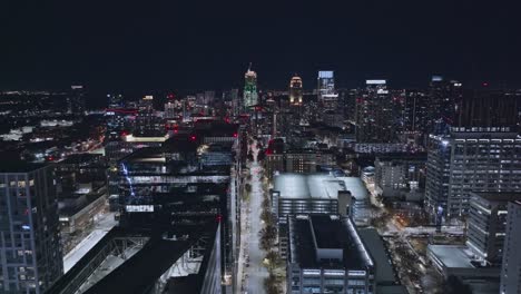 Vuelo-De-Drones-Sobre-La-Carretera-Principal-En-El-Centro-De-Atlanta-Rodeado-De-Iluminación-Del-Horizonte-Por-La-Noche,-Georgia---Vista-Panorámica