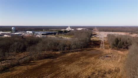 Eine-Luftaufnahme-Des-Baps-Shri-Swaminarayan-Mandir-In-Robbinsville-TWP,-New-Jersey,-An-Einem-Sonnigen-Tag,-Als-Es-Tagsüber-Geschlossen-War