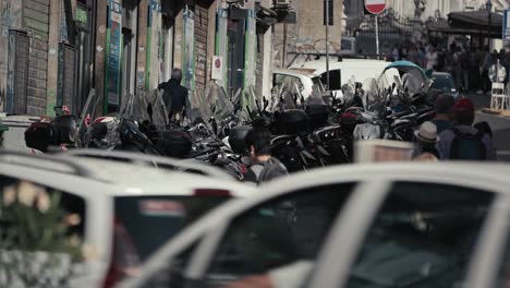 Concurrida-Calle-De-Nápoles-Con-Motocicletas-Estacionadas.