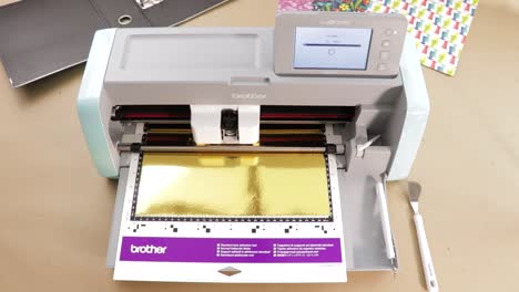 Brother-Scan-N-Cut-Plotter-Cortando-Cartulina-Metálica-Dorada