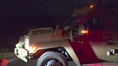 La-Patrulla-De-Policías-Estadounidenses-Conduce-Un-Camión-Policial-En-La-Carretera-Nocturna.