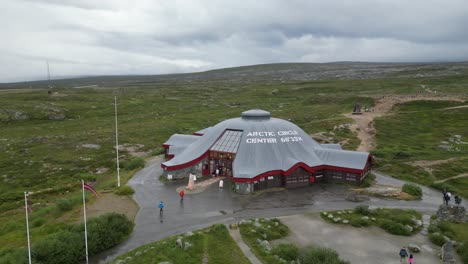 La-Gente-Visita-El-Centro-Del-Círculo-Polar-Ártico-En-Storforshei,-Noruega---Aéreo