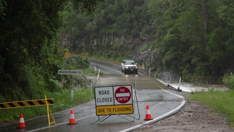 Mudgeeraba,-Gold-Coast-02-De-Enero-De-2024---4x4-Blanco-Cruzando-El-Puente-Del-Arroyo-Mudgeeraba-En-El-Interior-De-Gold-Coast-Durante-Las-Inundaciones