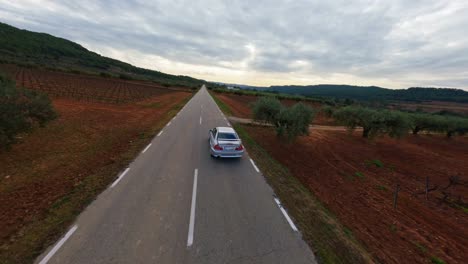 Antena-FPV-De-Un-Coche-Corriendo-Por-Una-Carretera-Recta-En-España.