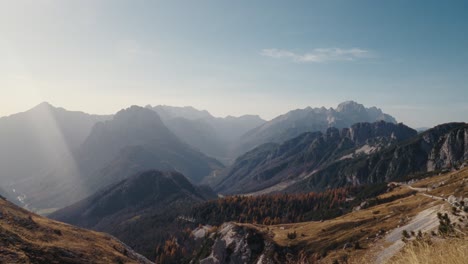 El-Sol-Brilla-En-Los-Alpes-Eslovenos-En-Mangart-Con-Rayos-De-Luz-Y-Polvo.