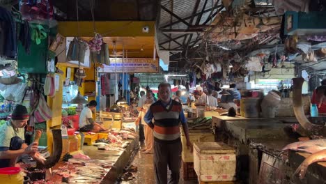 Vista-Nocturna-Del-Mercado-De-Pescado-Jadu-Babu-En-Bhowanipore-En-Kolkata