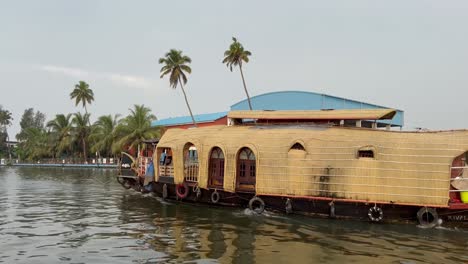 In-Der-POV-Aufnahme-Wird-Ein-Großes-Boot-Mitten-Im-Wasser,-Umgeben-Von-Großen-Bäumen,-Touristen-Abholen